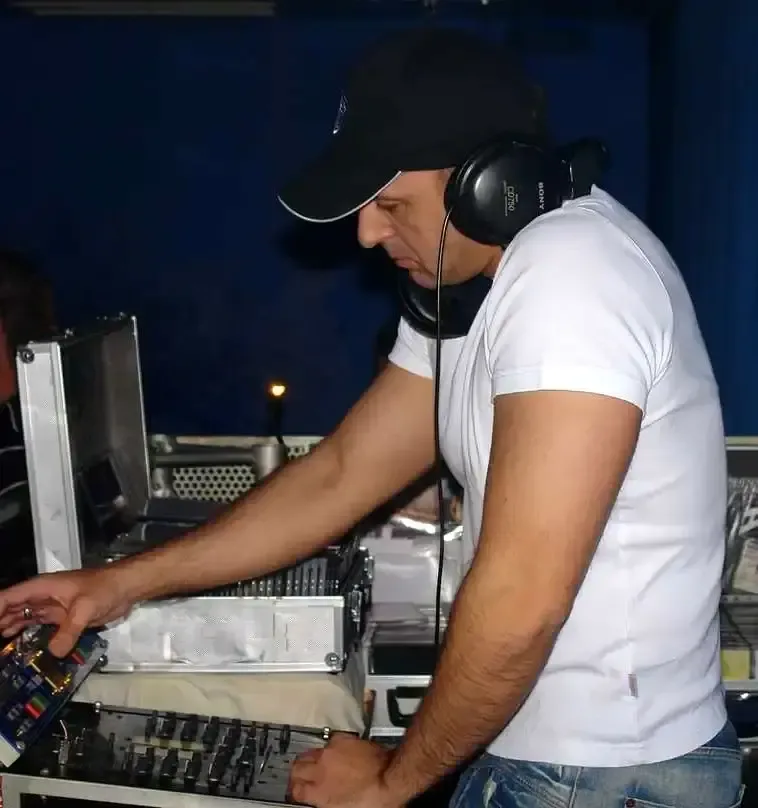 DJ Case am DJ-Pult während einer Veranstaltung