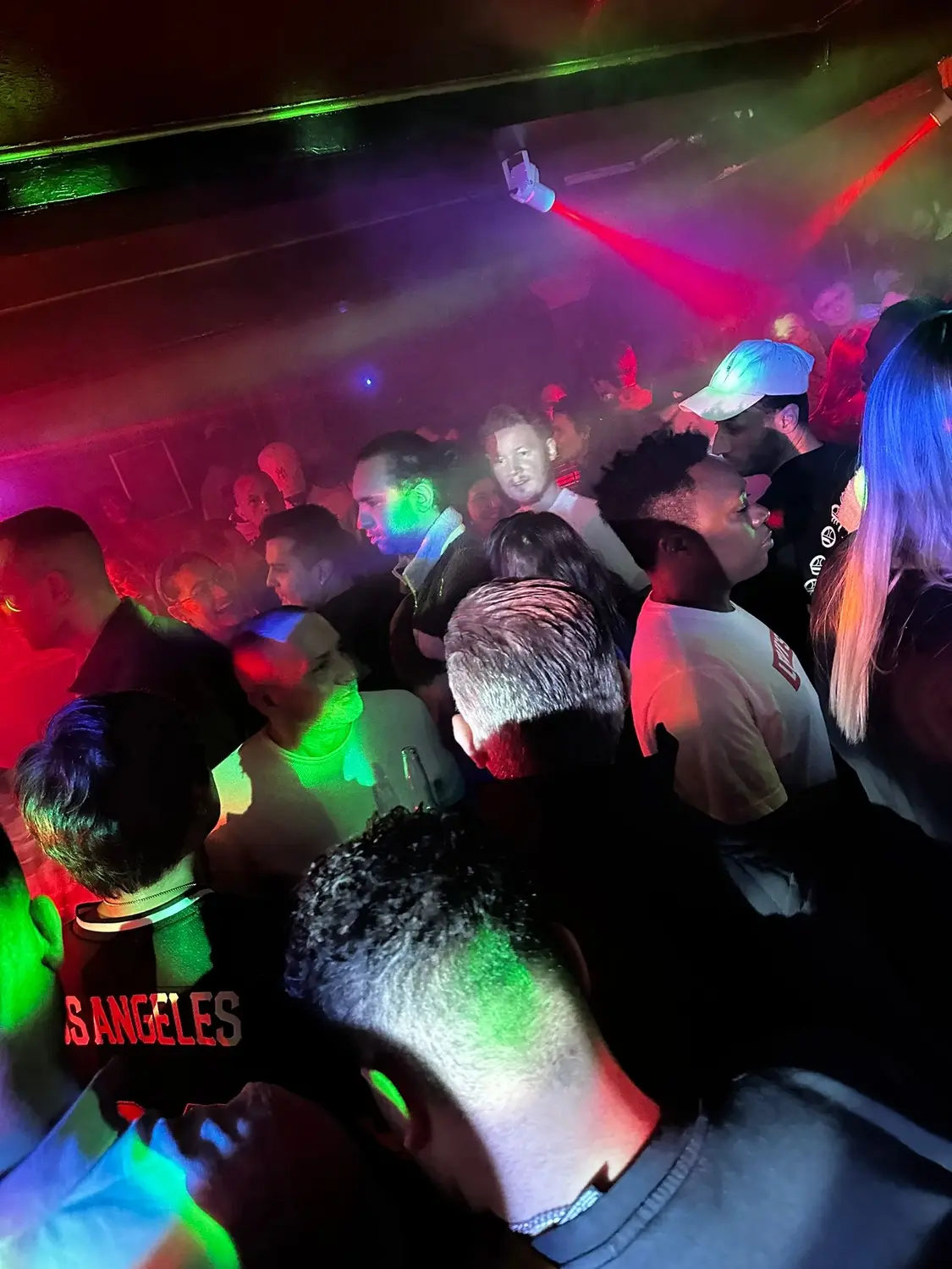 Dichte Tanzfläche bei einer Clubnacht