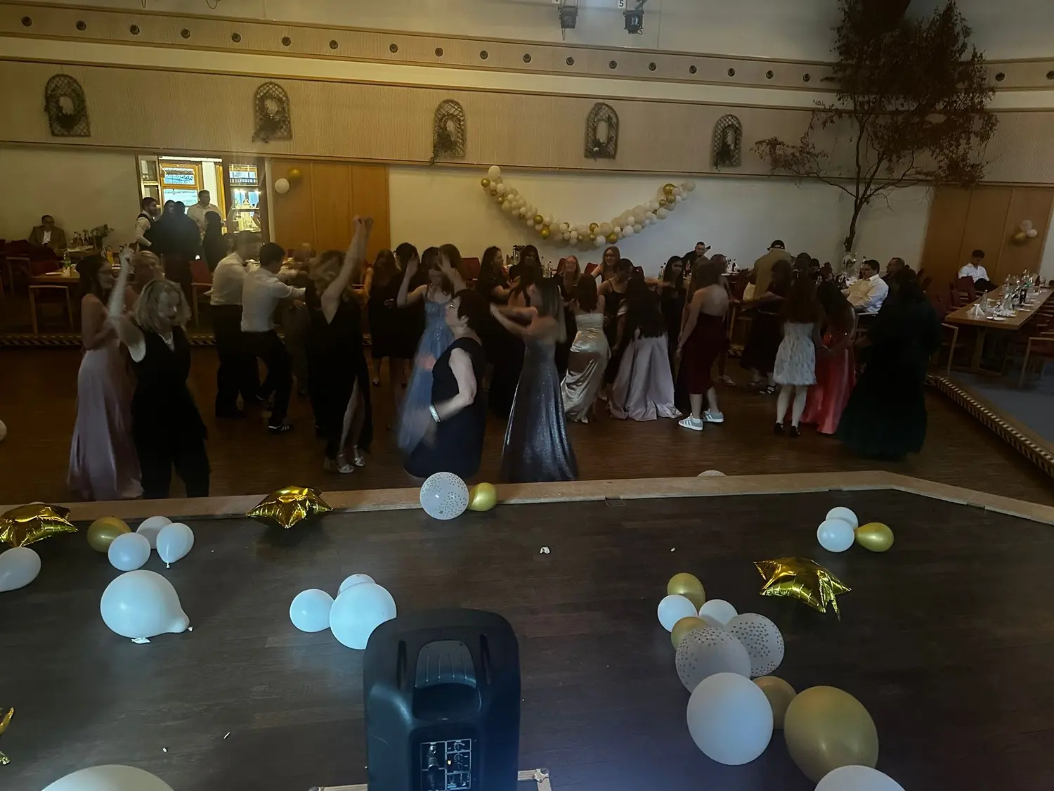 Volle Tanzfläche in einem festlich geschmückten Saal bei einem Event mit DJ Case