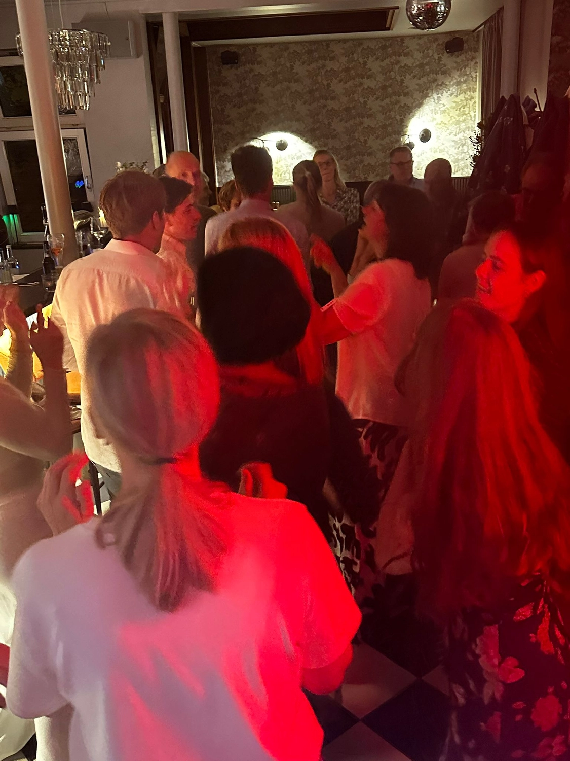 Clubnacht mit Discokugel und Lichtshow