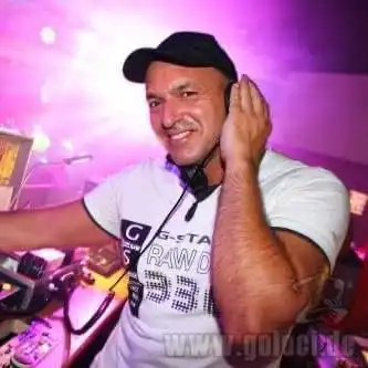 Gäste feiern zu Musik von DJ Case
